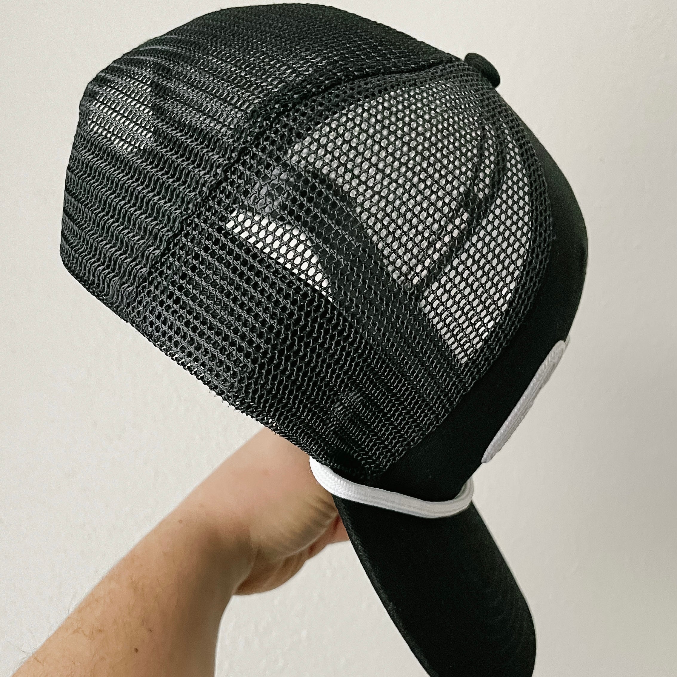 Caddie Uniform Black/White Golf Hat